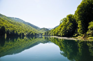 dağ gölü yaz aylarında