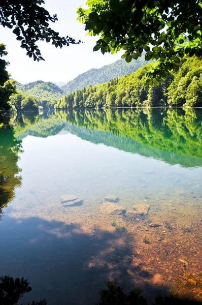 Lago de montaña en verano — Foto de Stock