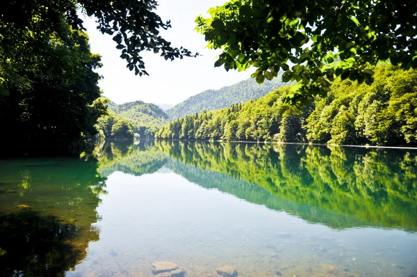 Lago de montaña en verano — Foto de Stock