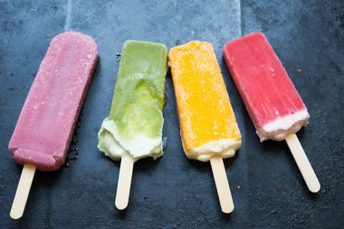 Arka plan üzerinde renkli meyve dondurma yakın çekim