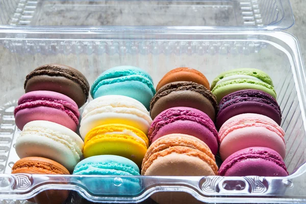 Arka Plan Üzerinde Renkli Fransızca Macaroons Yakın Çekim — Stok fotoğraf