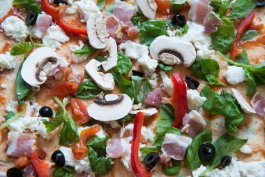 Ev yapımı pizza mantar kökenli, yakın çekim
