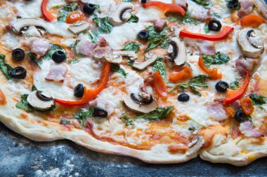Ev yapımı pizza mantar kökenli, yakın çekim