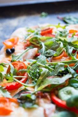 Arka planda lezzetli pizza, kapat.