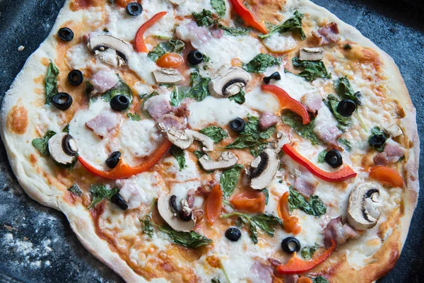 Ev yapımı pizza mantar kökenli, yakın çekim