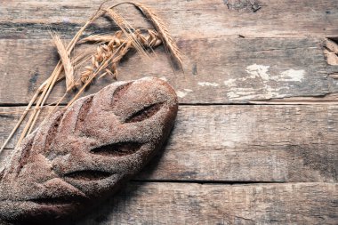 Ekmek arka plan üzerinde siyah, yakın çekim