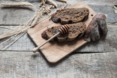 Ekmek arka plan üzerinde siyah, yakın çekim