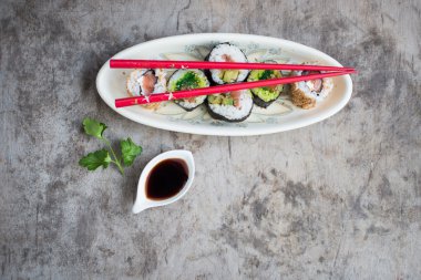 arka plan üzerinde bir tabakta lezzetli suşi yakın çekim