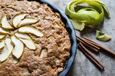Elmalı turta arka plan, üzerine tarçın ile yakın çekim