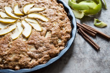 Elmalı turta arka plan, üzerine tarçın ile yakın çekim