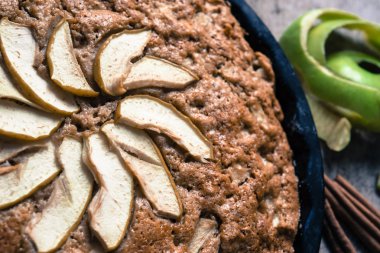 Elmalı turta arka plan, üzerine tarçın ile yakın çekim