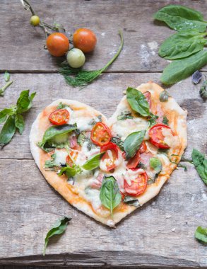 arka planda, lezzetli Pizza kalp yakın çekim