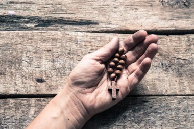 arka planda, elinde tespih yakın çekim