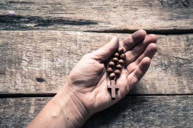 arka planda, elinde tespih yakın çekim