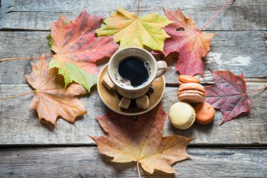 Kahve ve arka plan üzerinde macaroons Kupası, yakın çekim