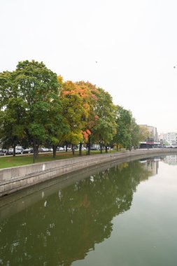 Ağaçlar ve arka plan nehirde sonbahar park
