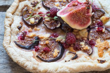 Arka plan üzerinde incir ile pasta, yakın çekim