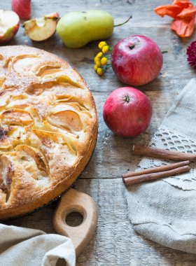 Arka planda elmalı pasta ve meyveler, yakın çekim