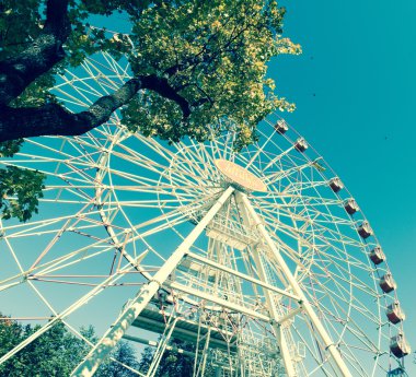 Minsk, Beyaz Rusya - 07 Ekim 2015: Central city Park, Belarus Minsk dönme. Dönme dolap mavi gökyüzü karşı