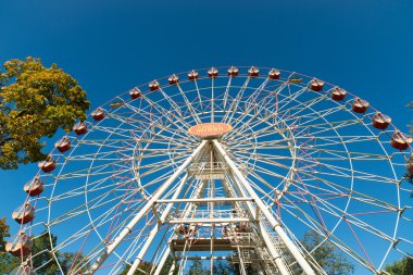 Minsk, Beyaz Rusya - 07 Ekim 2015: Central city Park, Belarus Minsk dönme. Dönme dolap mavi gökyüzü karşı
