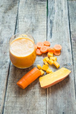 Havuç ve arka plan üzerinde kabak suyu, yakın çekim