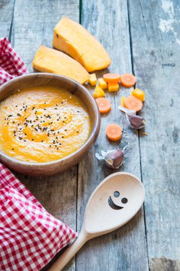 Arka planda, kabak kremalı çorba yakın çekim