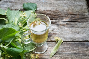 Arka planda, bitkisel çay kapatır