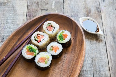 arka plan üzerinde bir tabakta lezzetli suşi yakın çekim