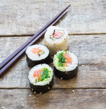 arka plan üzerinde bir tabakta lezzetli suşi yakın çekim