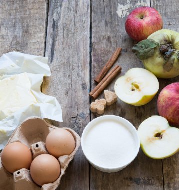 Arka planda, elmalı turta için malzemeler yakın çekim