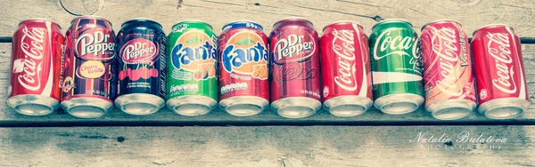 Cola Fanta Kutular Üzerinde Arka Plan Izole Oca Yakın Çekim — Stok fotoğraf