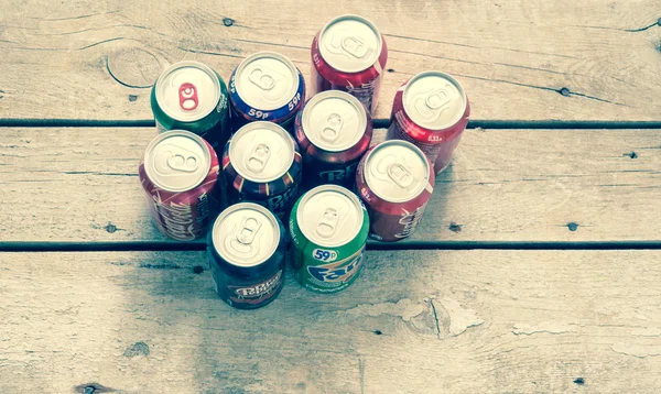 Oca Cola Lattine Fanta Isolate Sullo Sfondo Primo Piano — Foto Stock