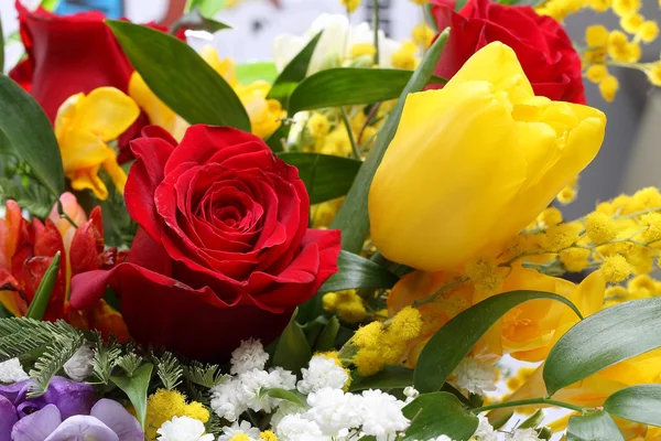 Cambada de flores com rosas e tulipas — Fotografia de Stock