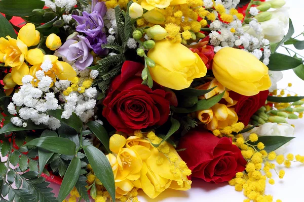 Cambada de flores com rosas e tulipas — Fotografia de Stock