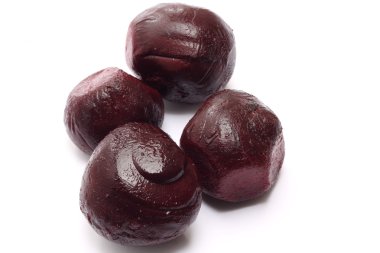 Beyaz üzerine pişmiş kırmızı pancar