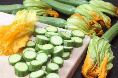 Ahşap doğrama tahtası dilimlenmiş kabak