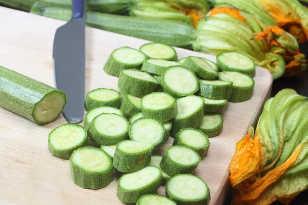 Skivad zucchini på trä skärbräda — Stockfoto