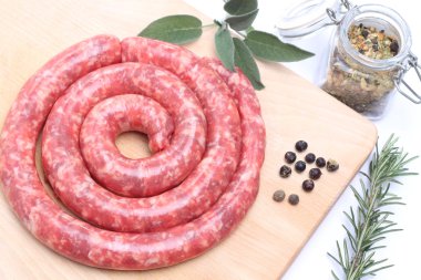 Ahşap kesme tahtası üzerinde çiğ sosis