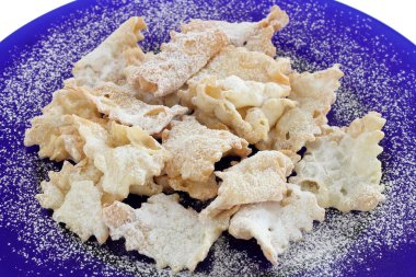 Chiacchiere (veya Bugie)-İtalyan karnaval çerezleri mavi tabak