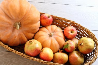 Sepeti sonbahar pumpkins, nar ve elma ile
