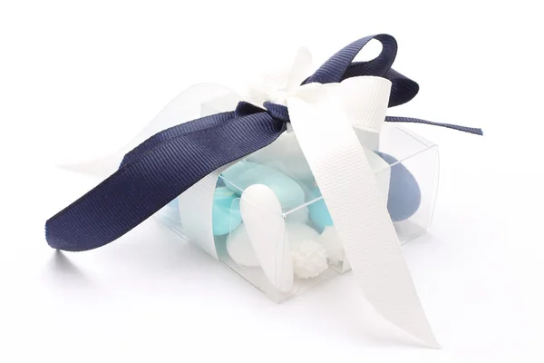 Almendras azucaradas azules y blancas en caja de plástico transparente — Foto de Stock