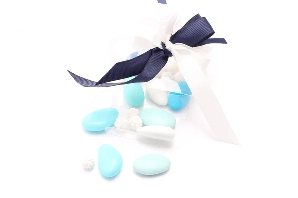 Blauw en wit gesuikerd amandelen in transparante plastic doos Stockfoto