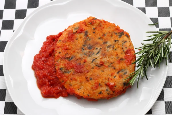 Öring fishburger med tomatsås — Stockfoto