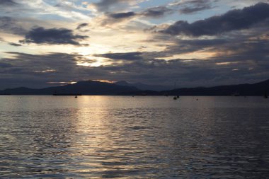 Gün batımı dağlarda gölde