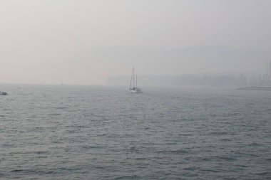 Tekne ve gemilerle denizden manzara