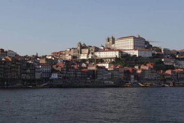 Deniz manzaralı şehir.