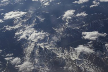 Dağların ve bulutların havadan görünüşü