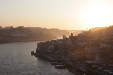 Gün batımında şehir ve nehir manzarası