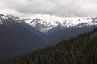 Karlı ve mavi gökyüzü olan dağ manzarası