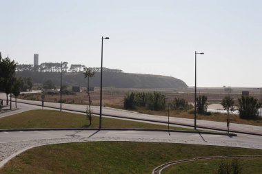 Stadyumdaki bir şehir manzarası.